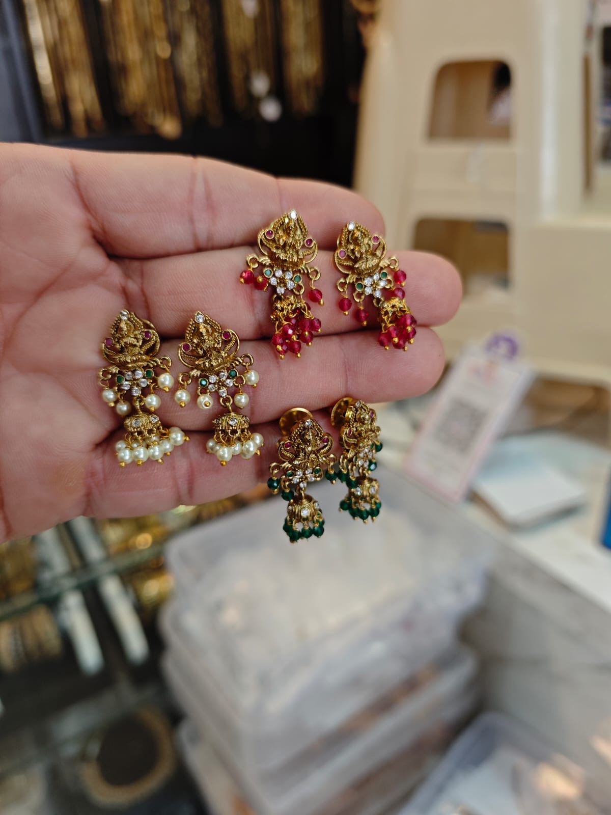 2grm gold polish earrings set.