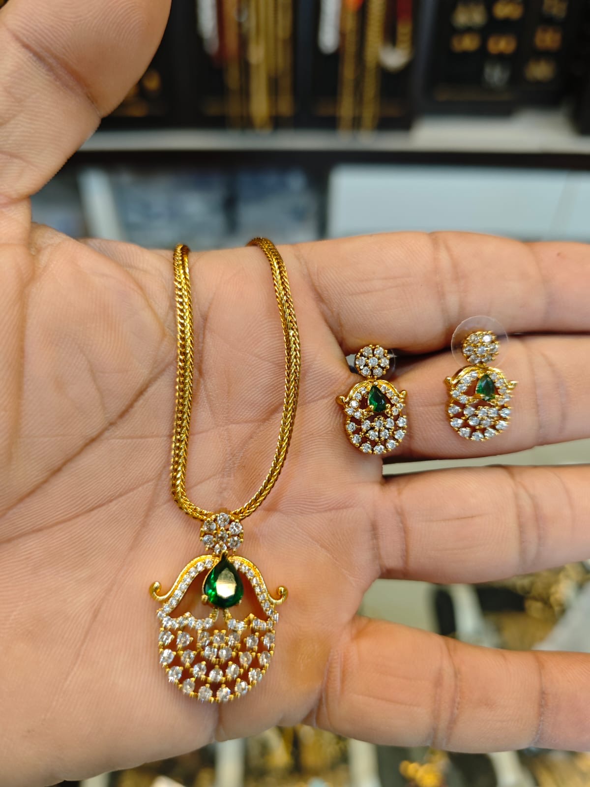 2grm gold cream polish 2 years warranty ad stones neacklace set.